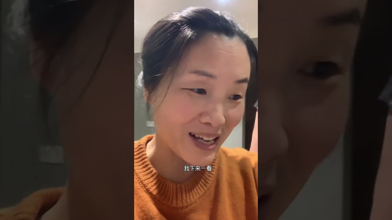 听说我们家在猫圈火了：这家太好蹭饭了！ 阳阳告诉我，家里又来了一只新的猫咪。 我还以为他在跟我开玩笑，结果下楼一看，真的有只陌生的小猫！猛一看，我还以为是原来的那只小豹猫——长得也太像了吧。 阳阳说，
