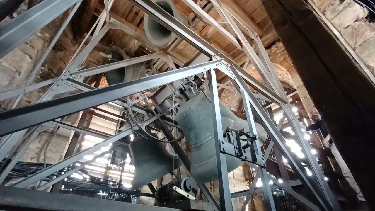 Altstädter Dreifaltigkeitskirche Erlangen  -  Mittags und Vollgeläute  -  Im Glockenturm.