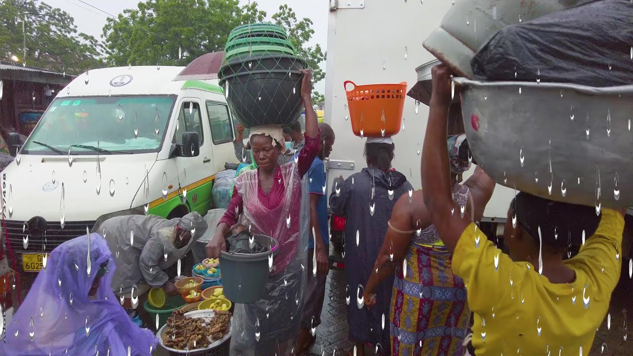 RAINY SEASON BEGINS IN AFRICA MARKET GHANA ACCRA MAKOLA