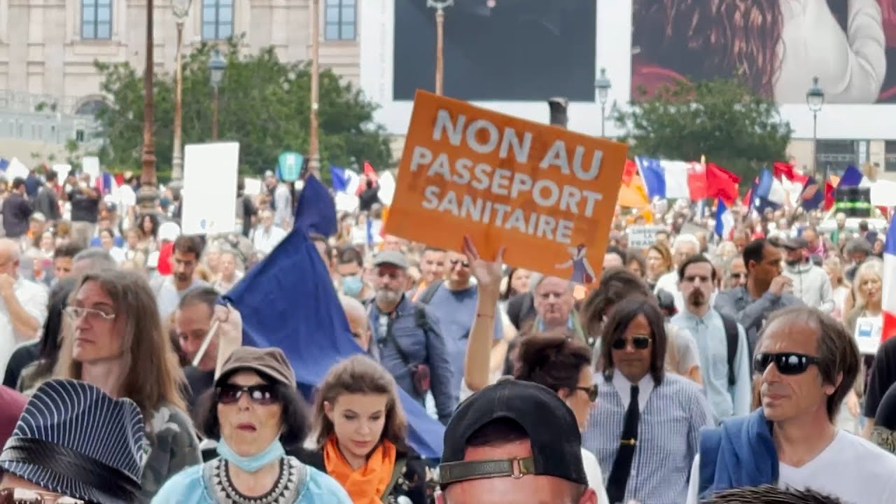 «C’est du chantage» : des milliers de personnes dans les rues de Paris contre le pass sanitaire