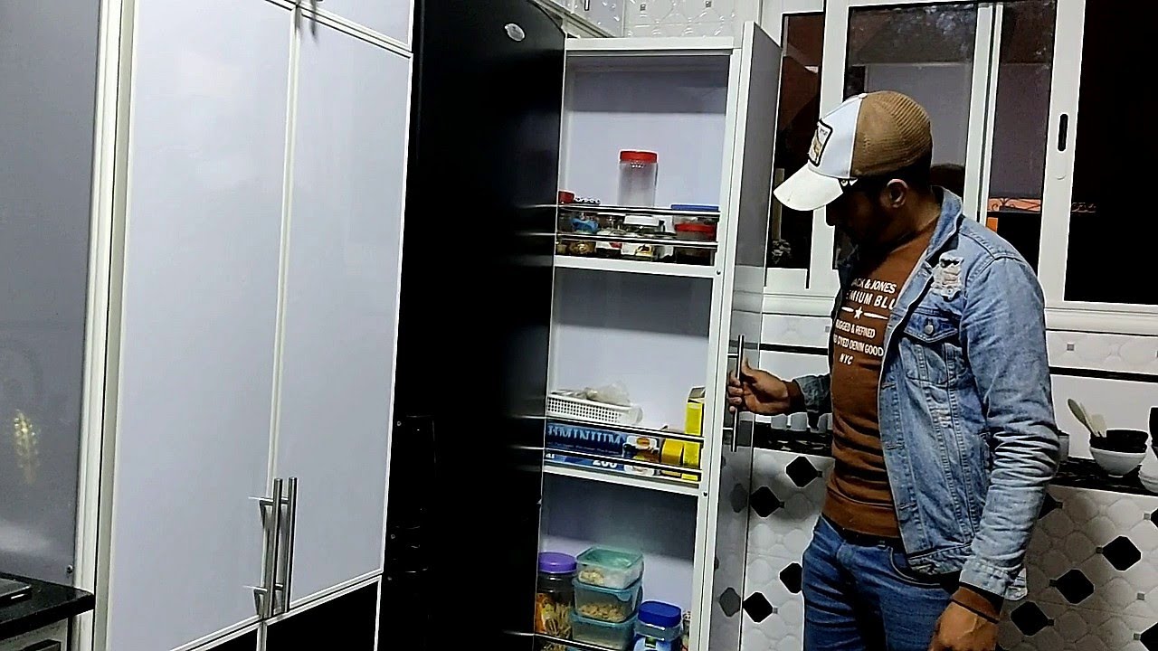 كوزينة بالالمنيوم عامرة بالاواني شوفو كيجات