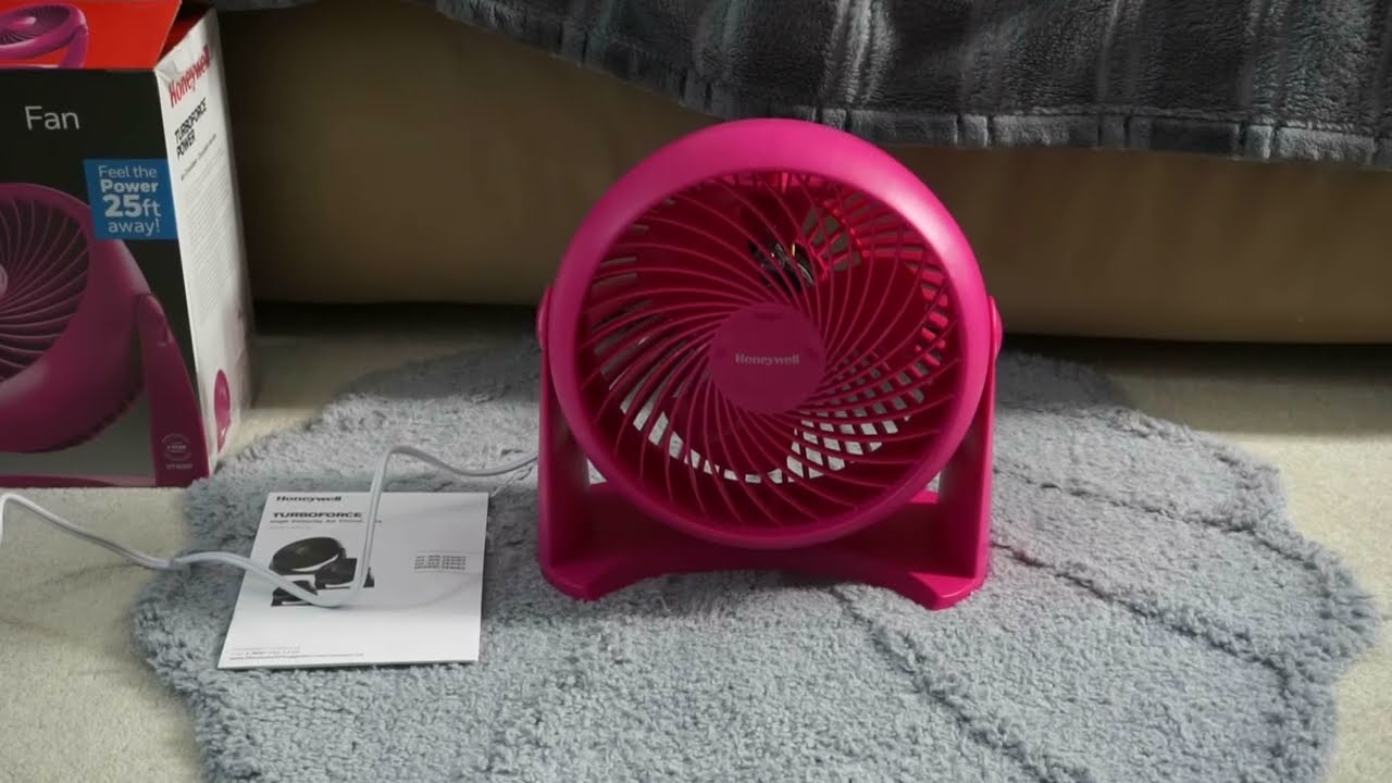 Вентилятор Honeywell Turbo Force Air Circulator, модель HT 900, розовый, в глубине.