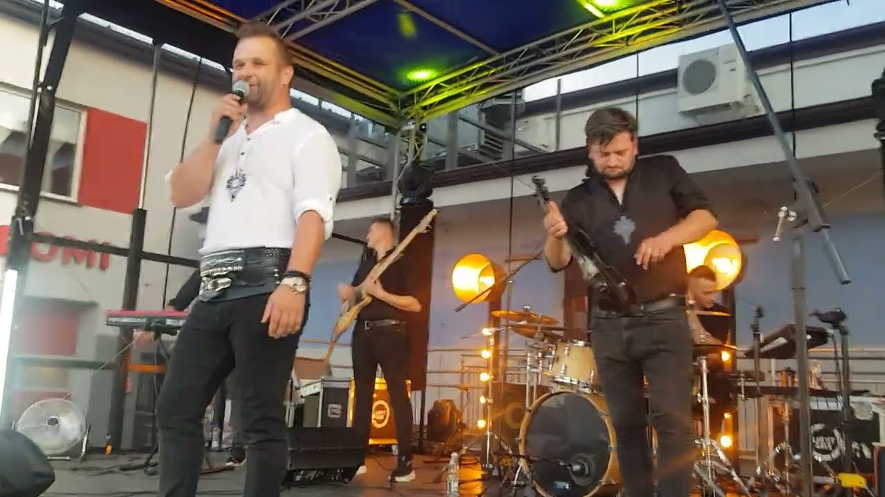 PAWEŁ GOŁECKI z zespołem - 