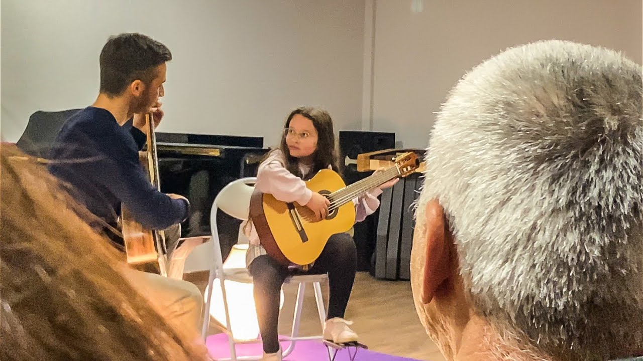 CARINA SE APRESENTANDO NA ESCOLA DE MÚSICA