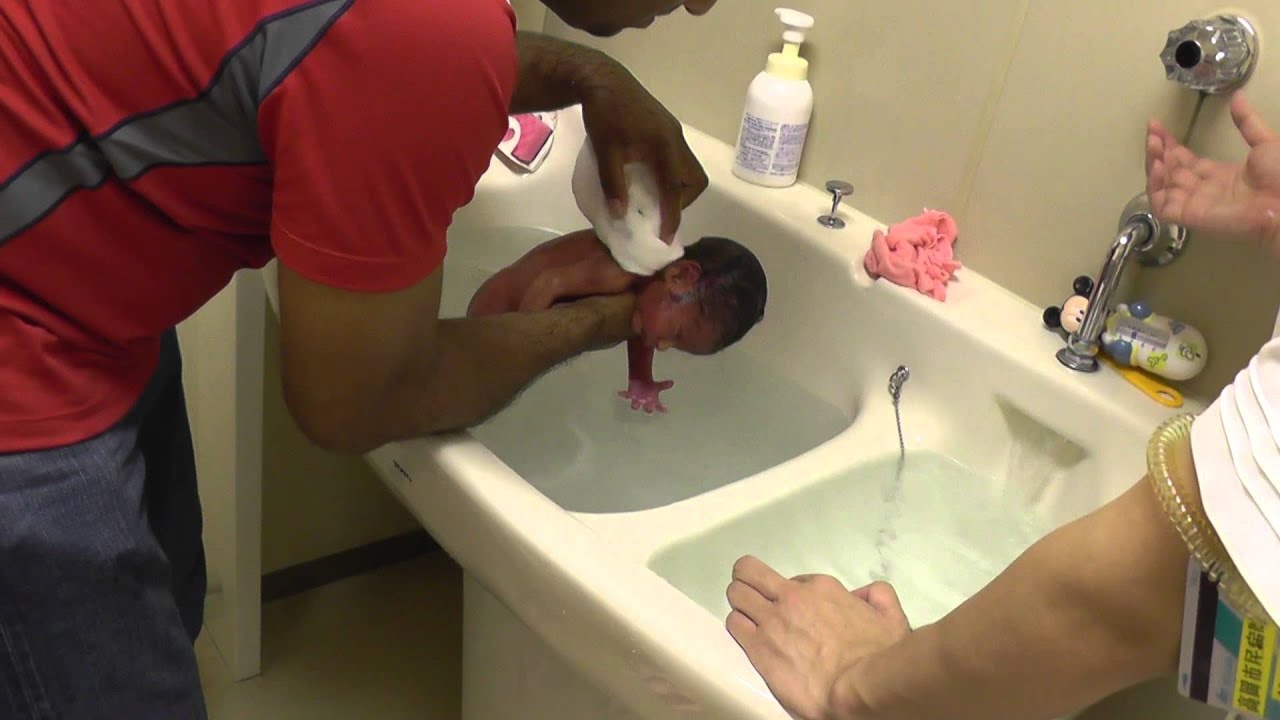 新生児の入浴  Hafid: First time Bath for Newborn