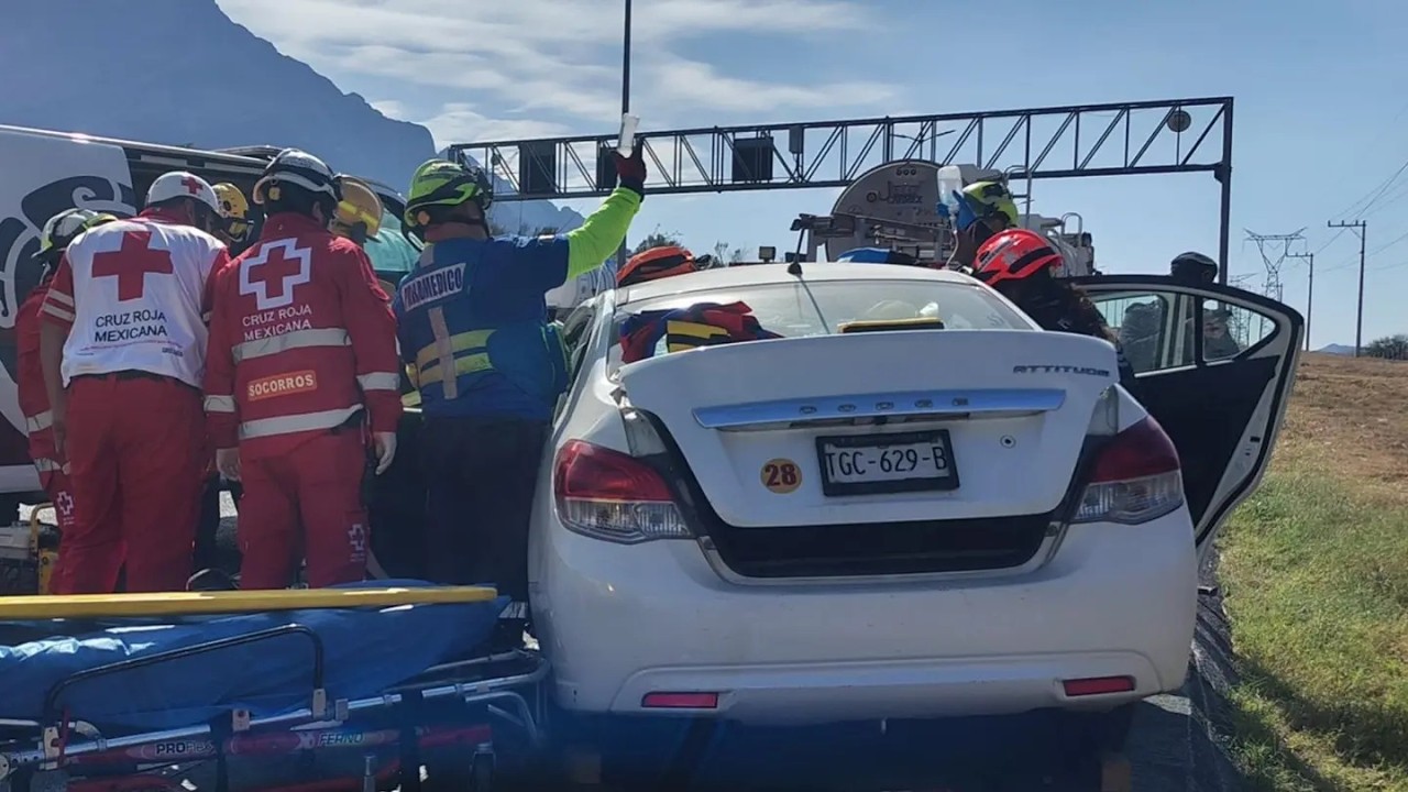 Choque Entre Tráiler y Auto Deja un Herido y un Muerto en Santa Catarina, Nuevo León