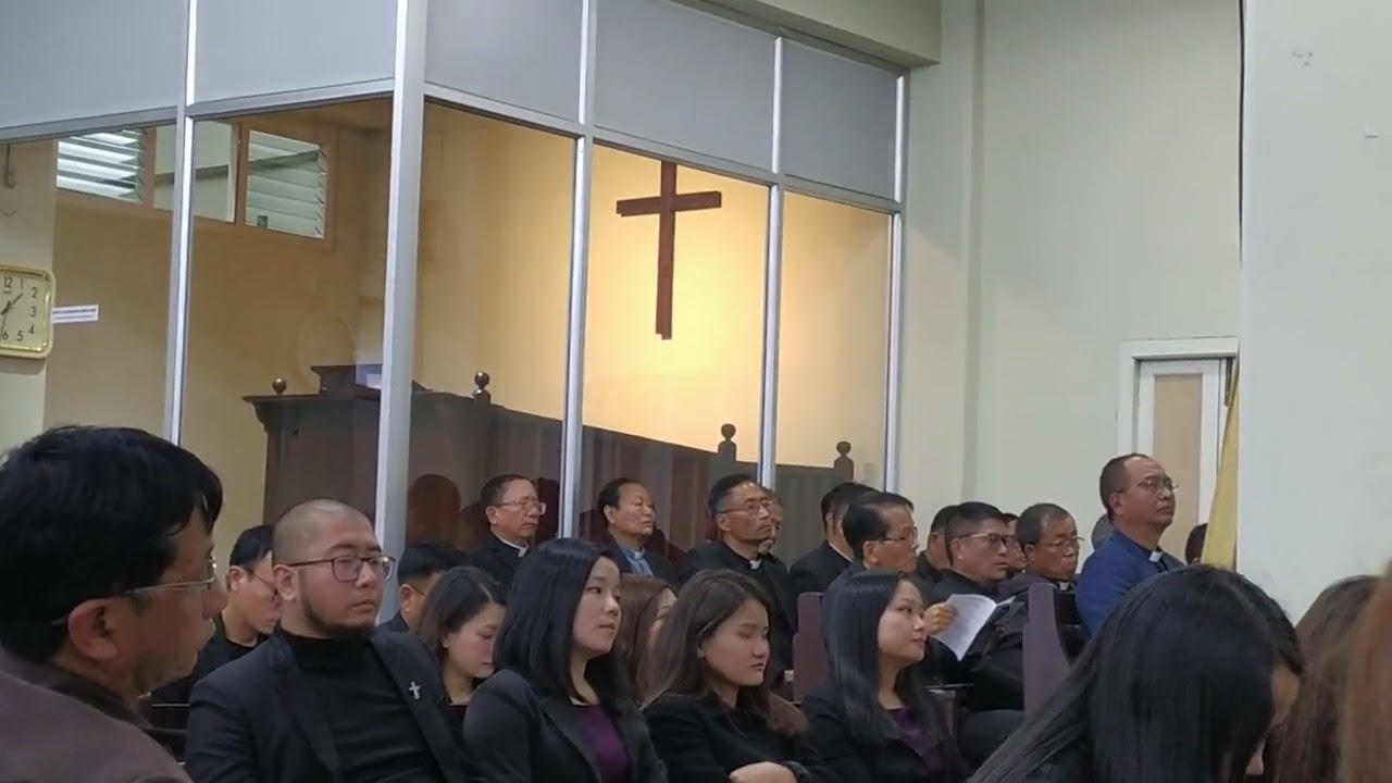 Rev. Alfred-a vuina a, a nupui Pi Lalruatkimi (Mampuii) chhungkaw aiawh thusawi.