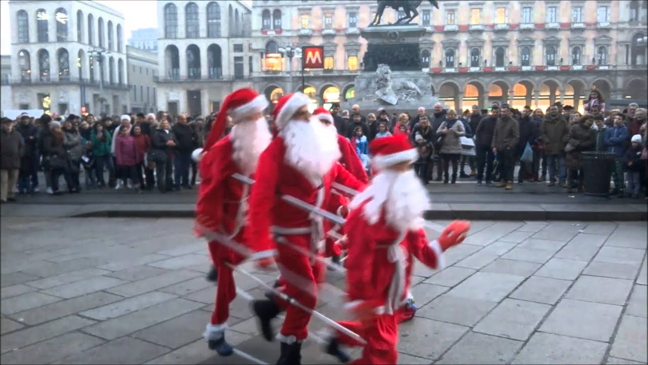 Artisti di strada - babbi natale ballerini