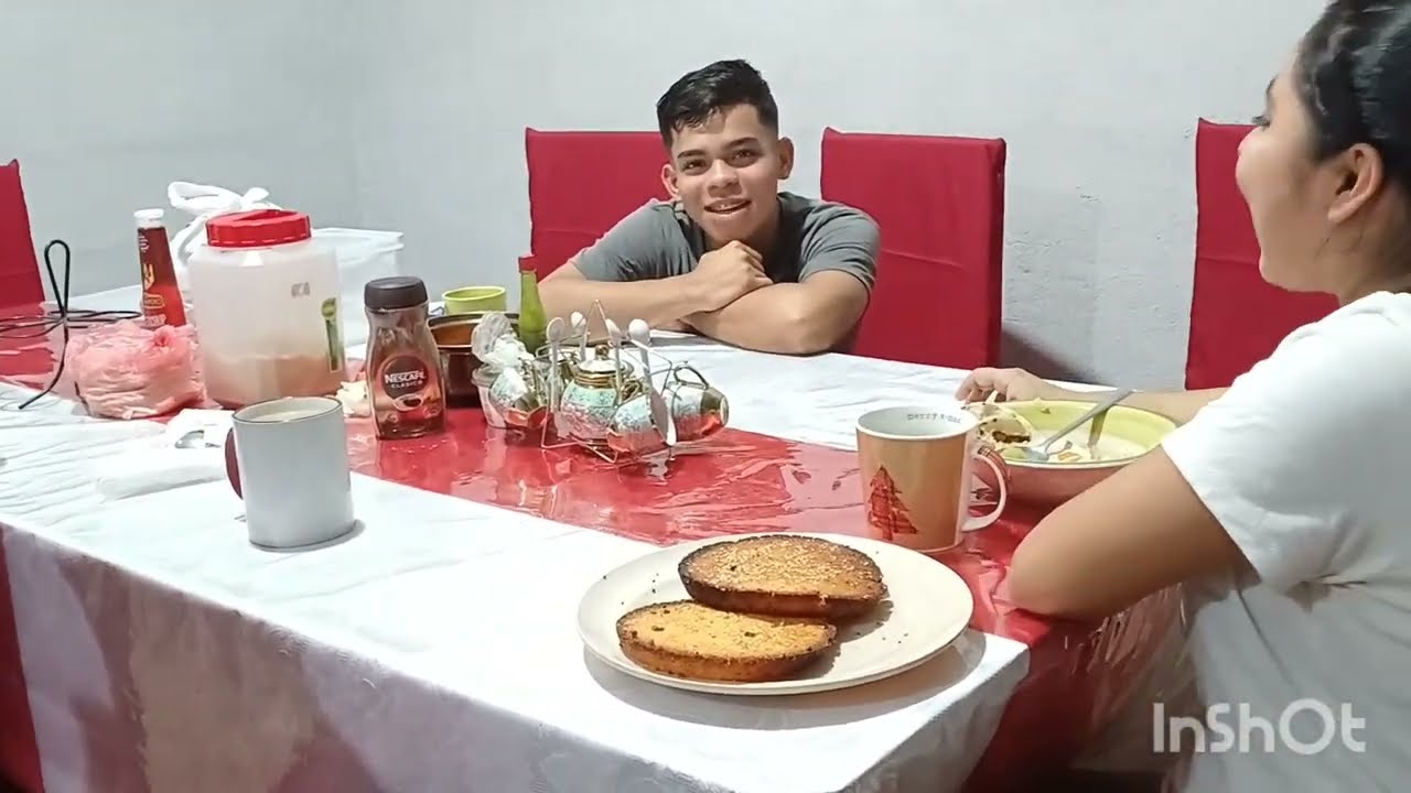 La mamá de Deyvi hace quesadillas de arroz.  Deyvi y su hermano les dan el visto bueno😋😋