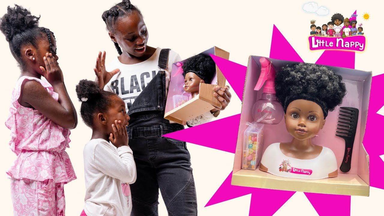 Joue et coiffe la tête à coiffer afro Little Nappy avec nous, on lui fait de belles tresses !