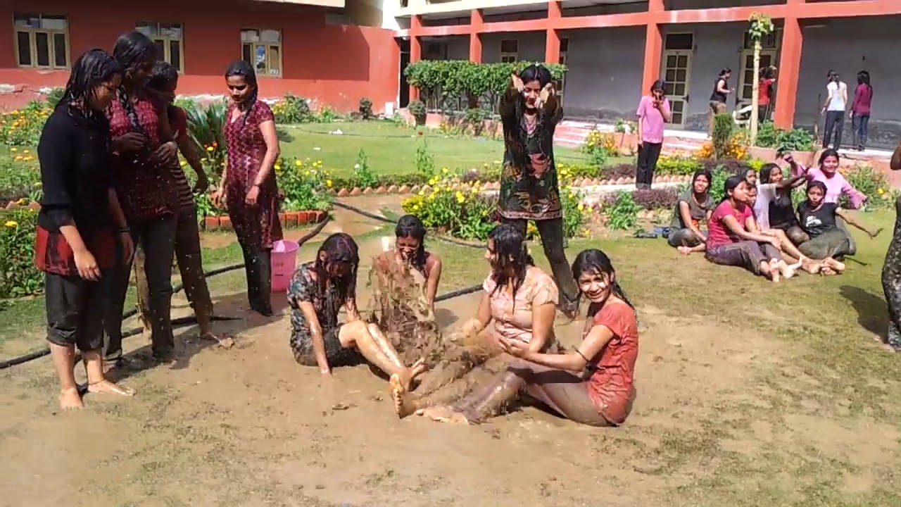 girls holi masti