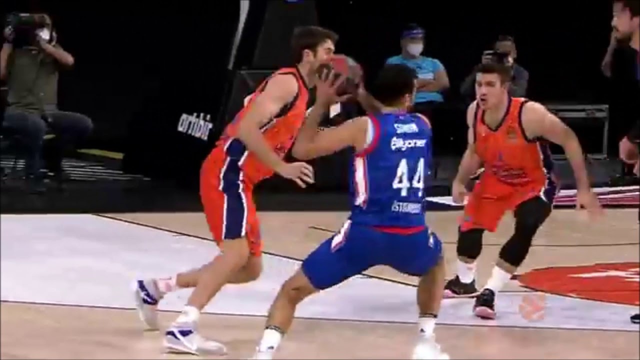 Krunoslav Simon with amazing no look pass against Valencia