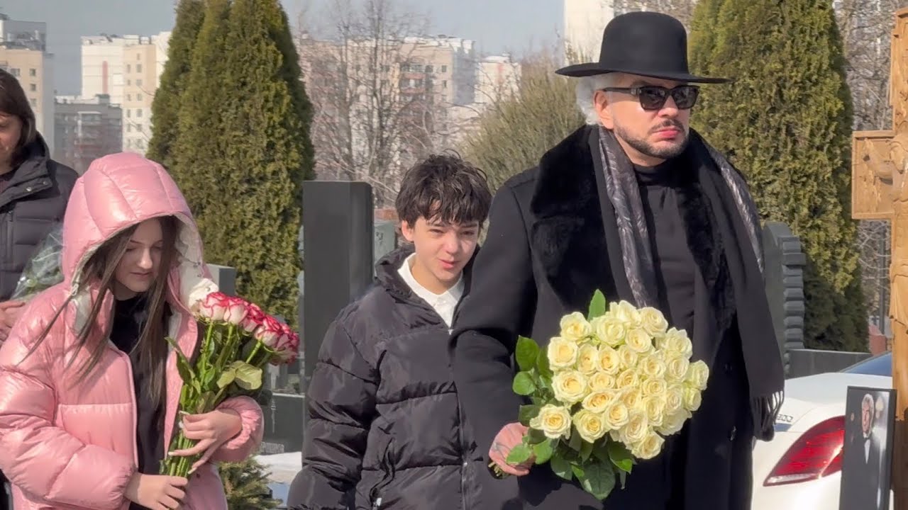 Филипп Киркоров с детьми на Троекуровском кладбище 18.03.2026 / рабочий материал 4K 