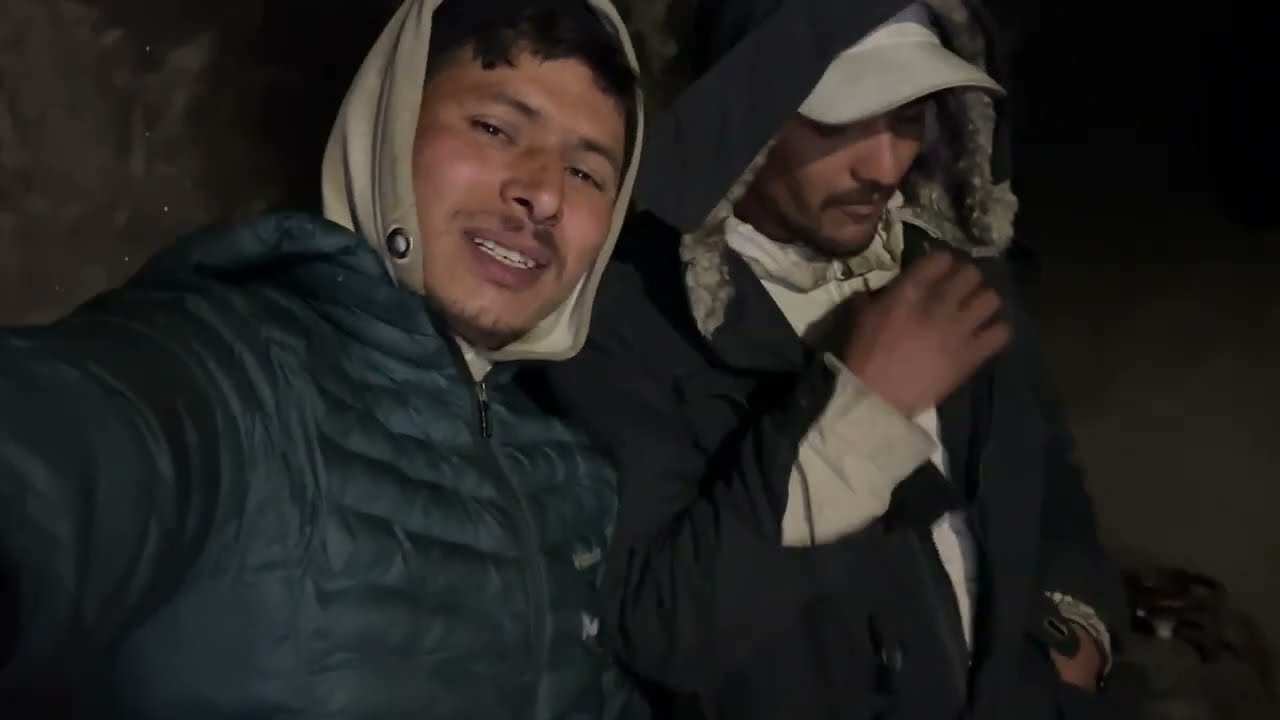 देखो न देखो हाम हे 4 लोक एकि रुम मे रता हे 