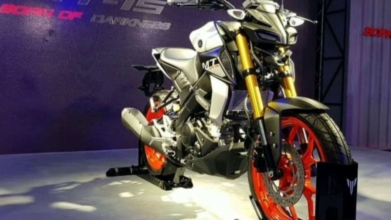 Rossi And Brand New Yamaha MT-15 I DK8000