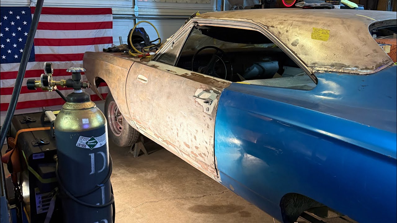 Водительская дверь автомобиля Road Runner 1969 года выпуска снята для ремонта!