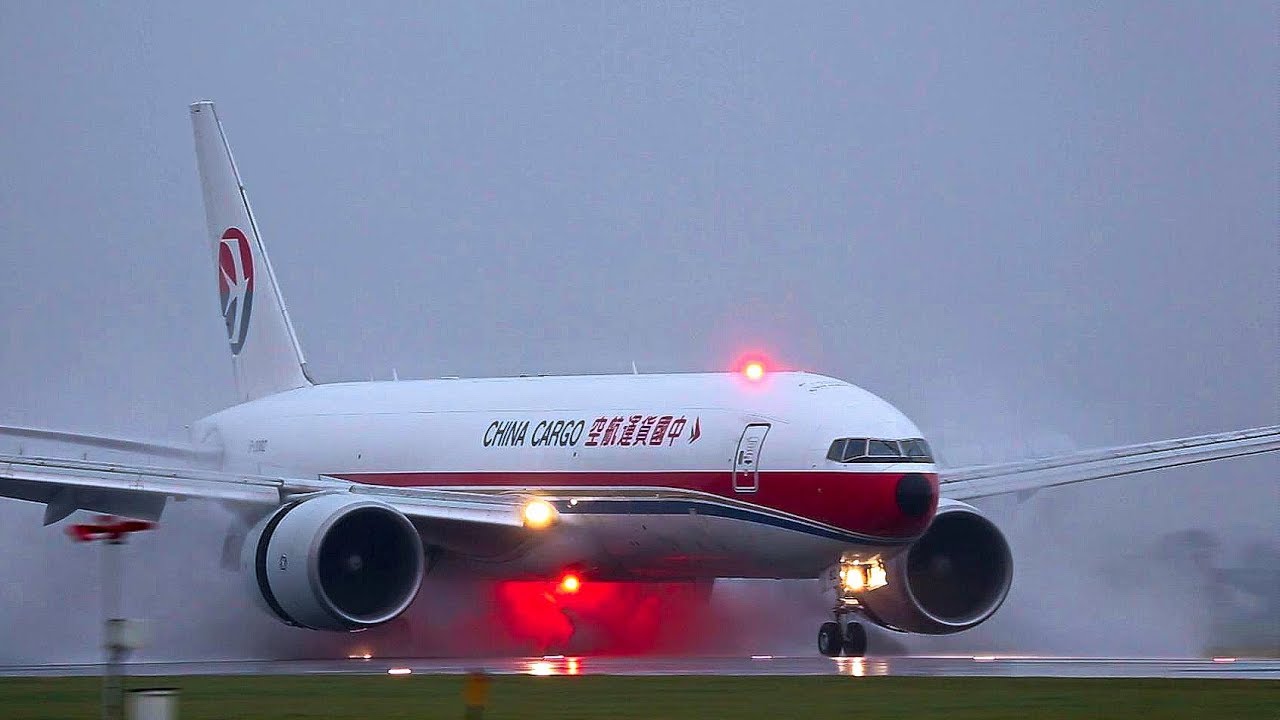 Amazing, Powerful reverse thrust use by B787, A380, B747, B777