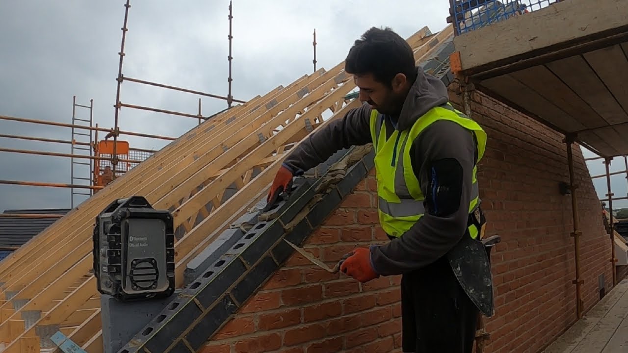 Bricklaying finishing the pike with oversail