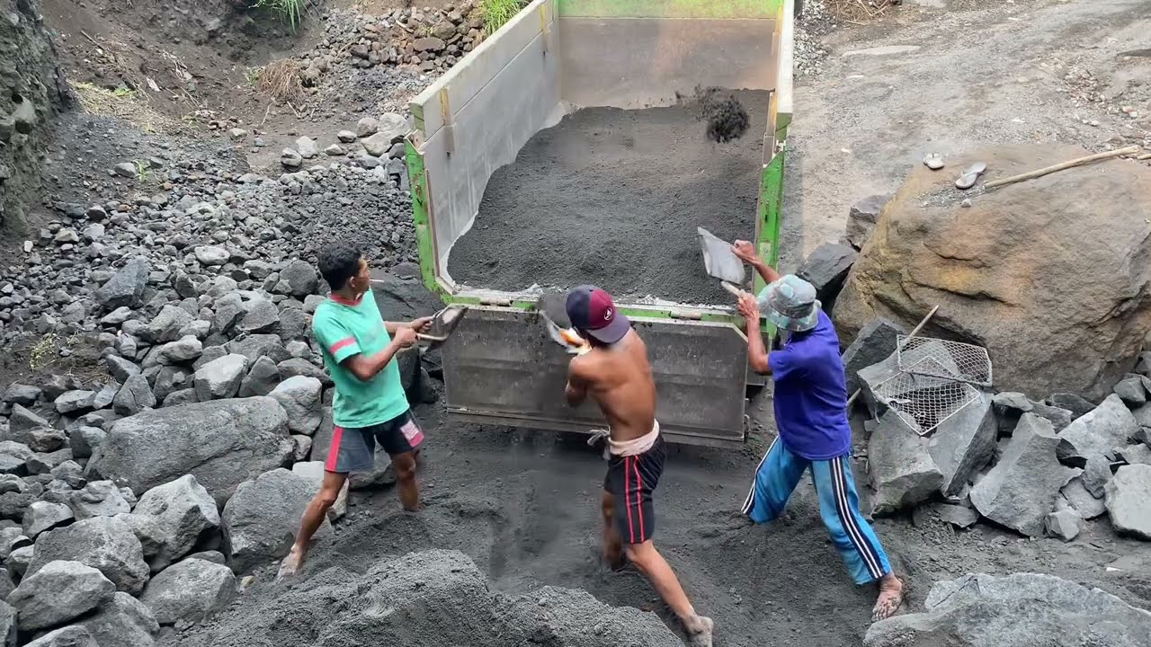 digging sand and loading sand in a manual mine