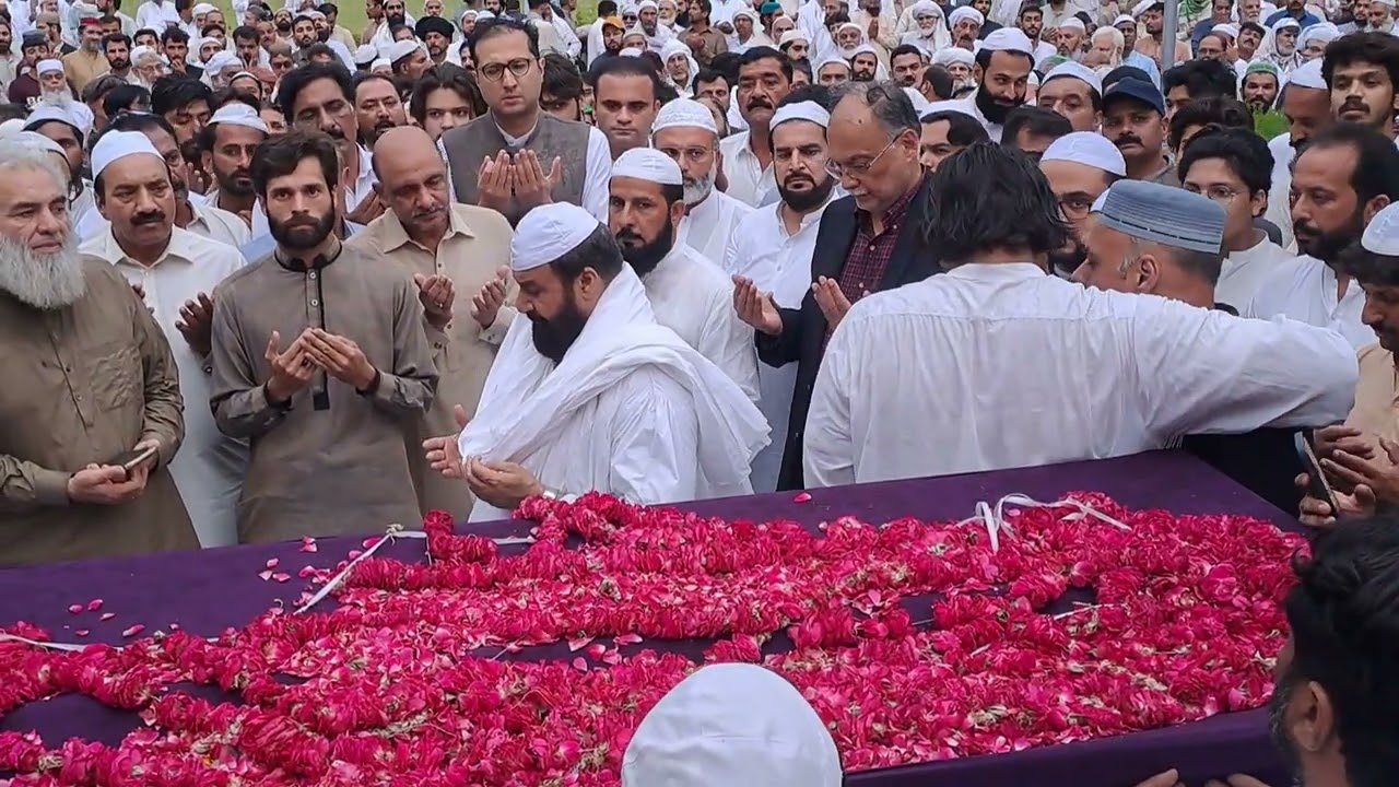 پیر حافظ جی سرکار رح کی صاحبزادی کی نماز جنازہ  پیر سید سعید الحسن شاہ نے پڑھائی۔