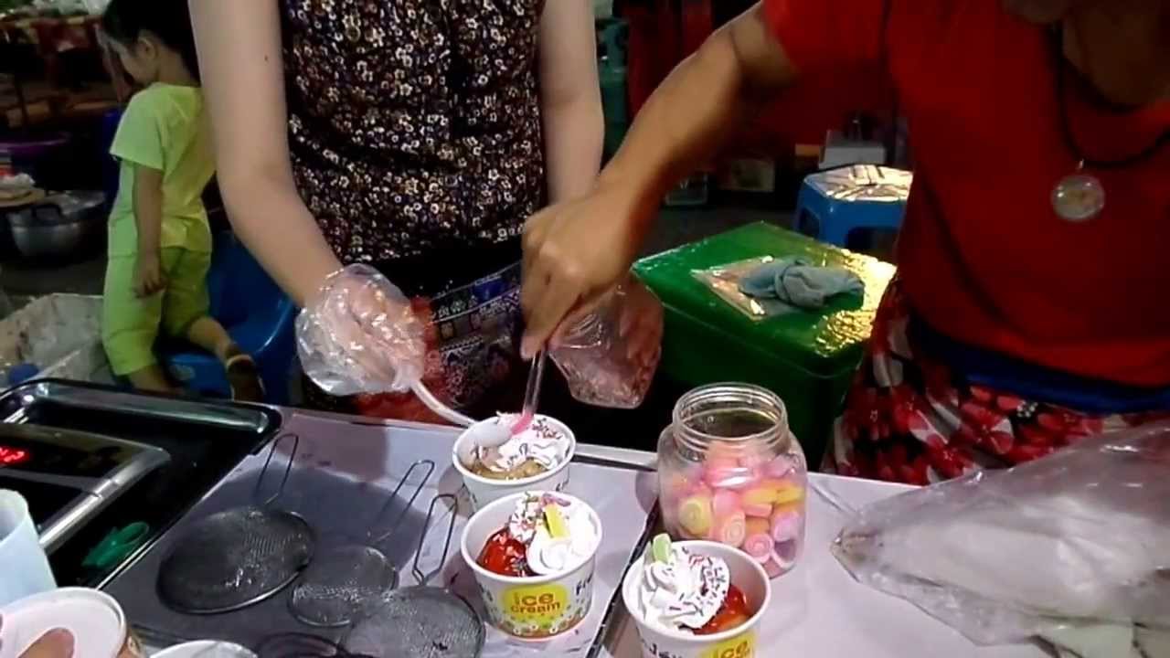 ไอติมทอด ที่ถนนคนเดินแพร่ (Fried ice cream)