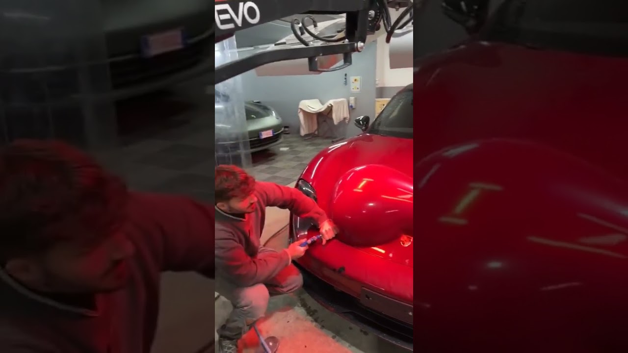 Garage in Italy removing a car's wrap with air pressure 🚗 