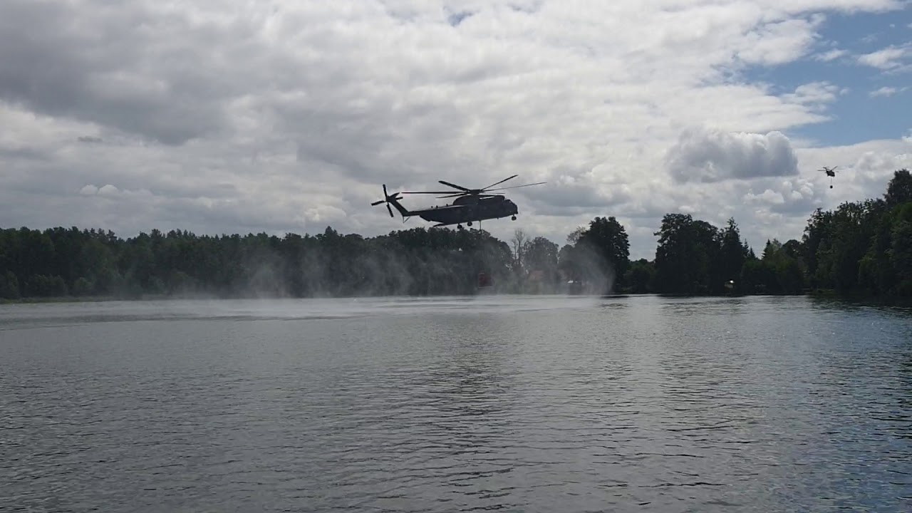 Waldbrand Lübtheen / CH-53 nehmen Löschwasser auf