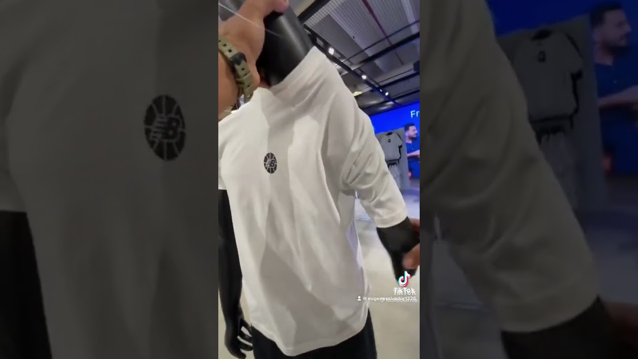 How to put t-shirt in mannequin at footlocker #footlocker #tiktok #viraltiktok #fypspotted