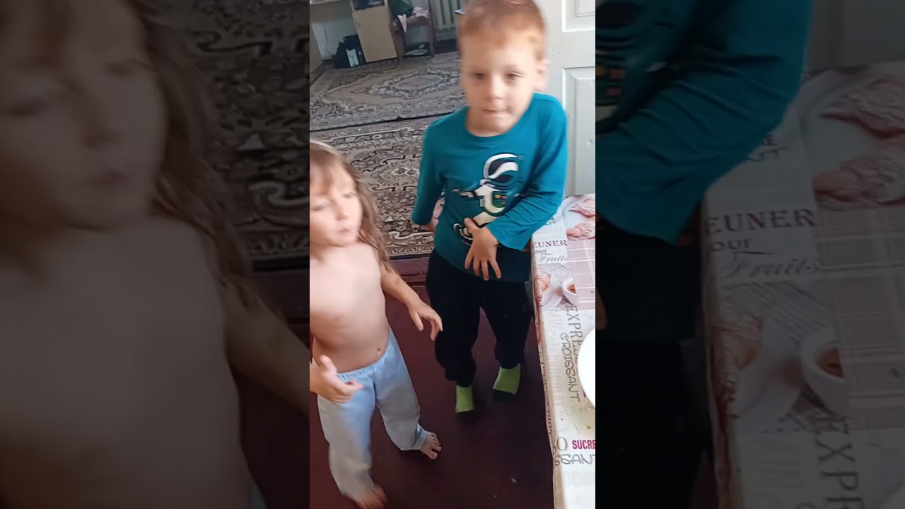 Саша пробует хрустящий бутерброд