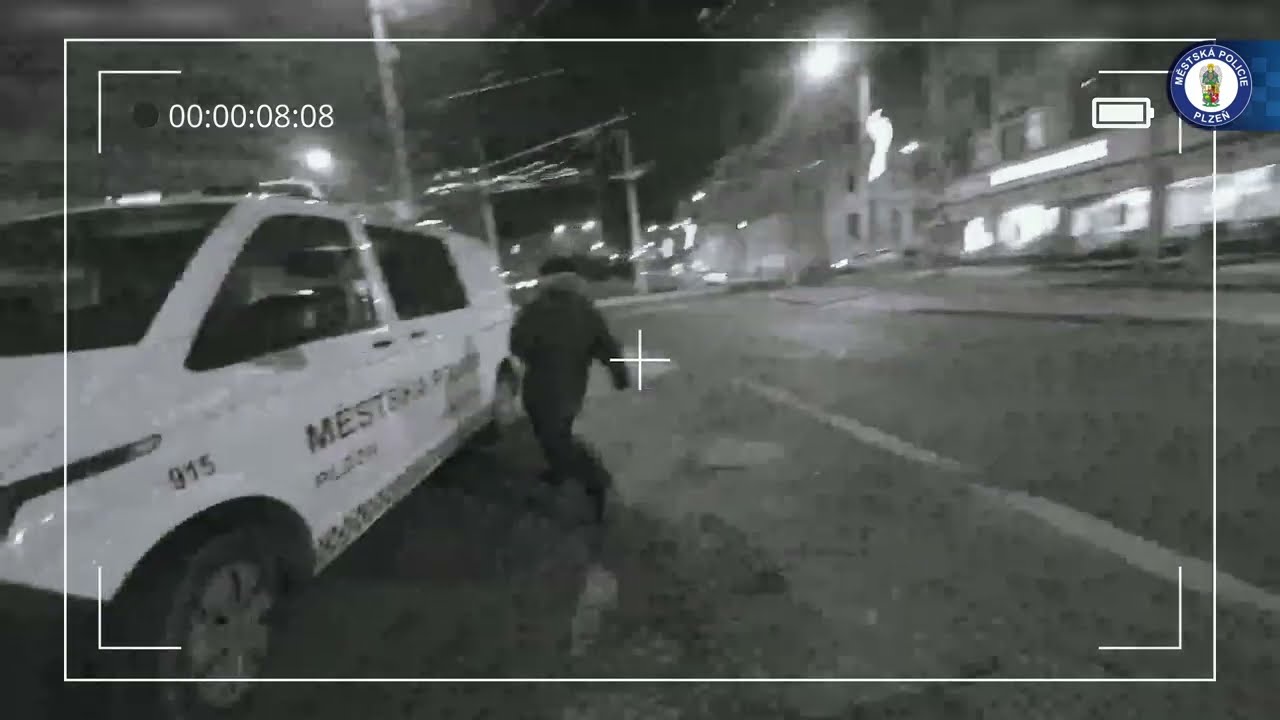 Agresivní host fastfoodu kopl strážníkům do auta 🚔💥