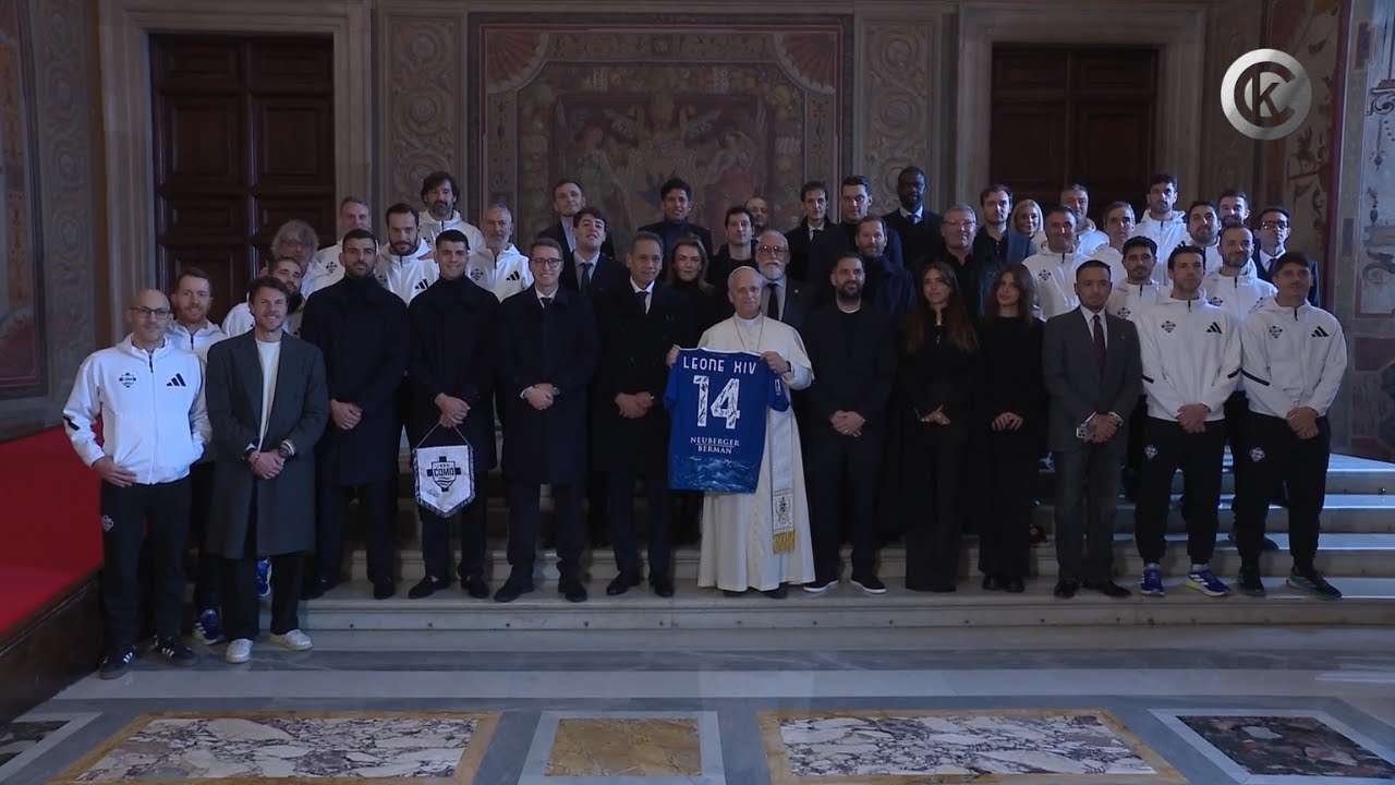 Papa Leone XIV incontra la squadra del Como in Vaticano