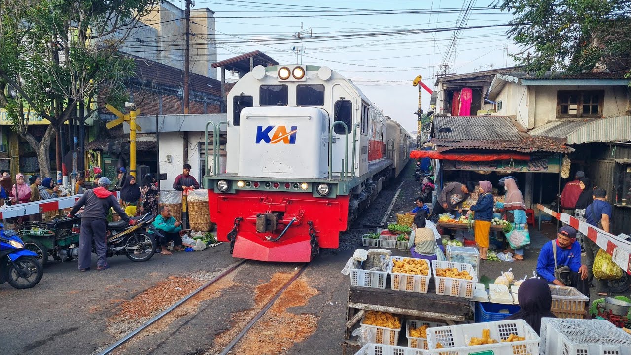 PASAR MEPET REL HANYA SATU JENGKAL DARI KERETA API !
