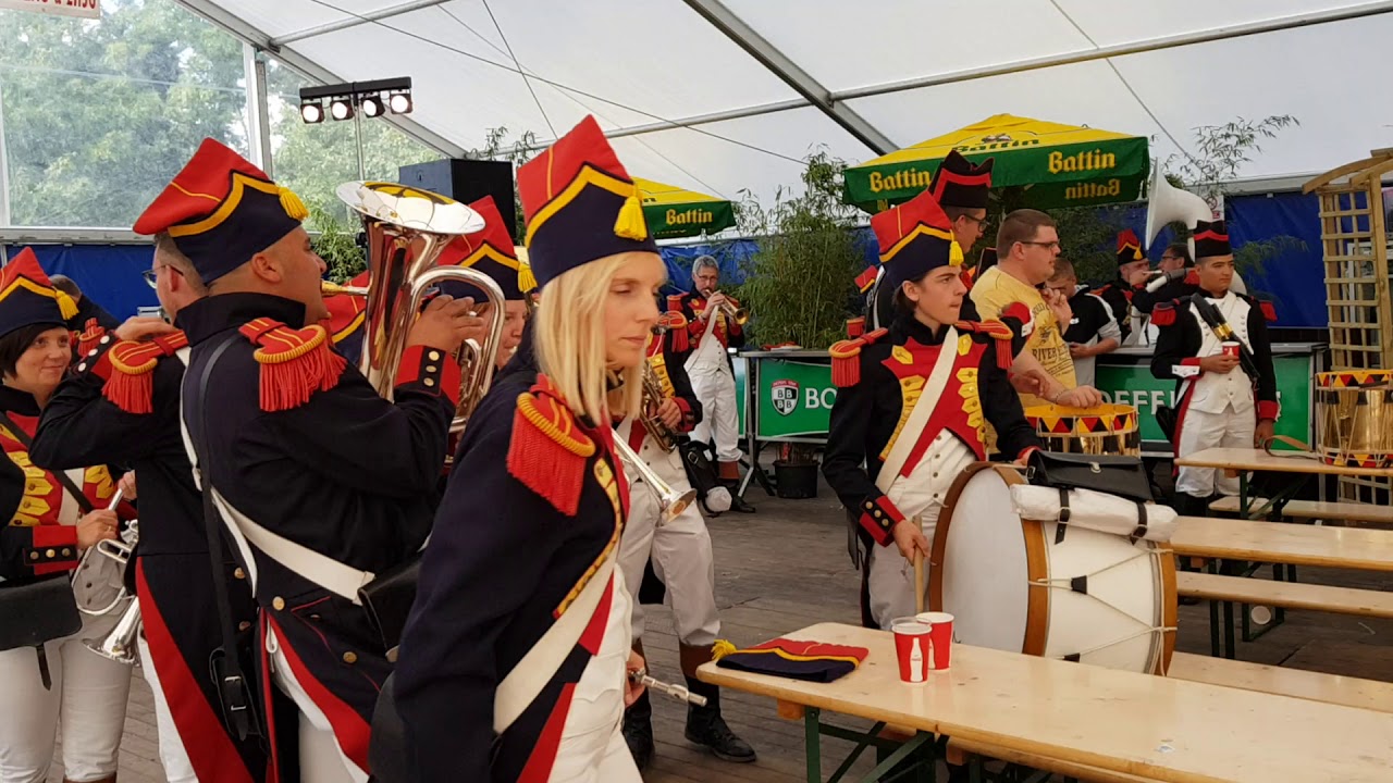 Marche Saint Hubert Loverval 2019 10 Ambiance musicale au chapiteau apr&egrave;s-midi avant le bataillon