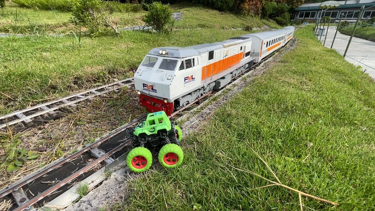 Merakit Mainan Kereta Api Besar Menabrak Mobil Monster Sampai Anjlok - Hunting Mainan Kereta Api