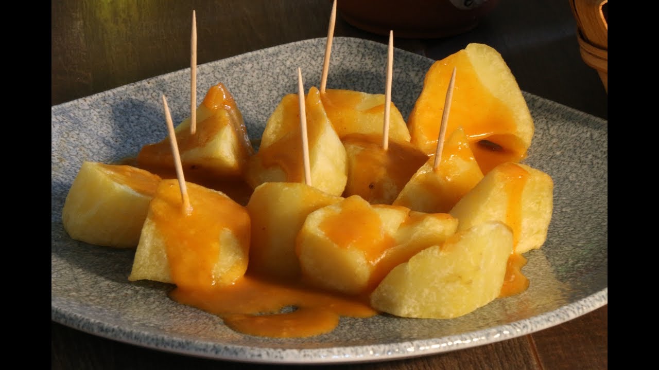 Patatas bravas al estilo madrileño, la receta tradicional.