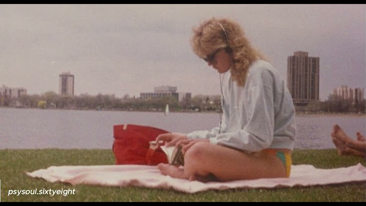A day to go to sea, read and listen to music in 1986 📻 Holding On/AVIATOR