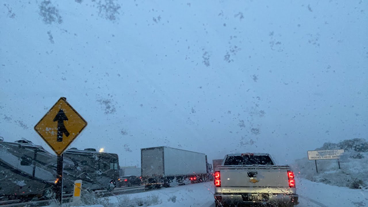 CAJON PASS SNOW 12/28/20 (Heavy Snow in I15 Freeway)