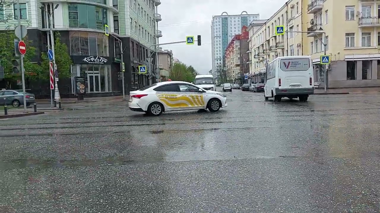 В Грозном 🏙 в дождь ☔️ по проспекту.