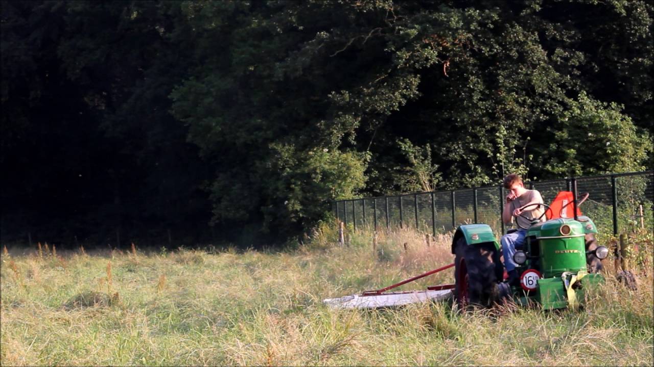Gras maaien met een Deutz D30s.