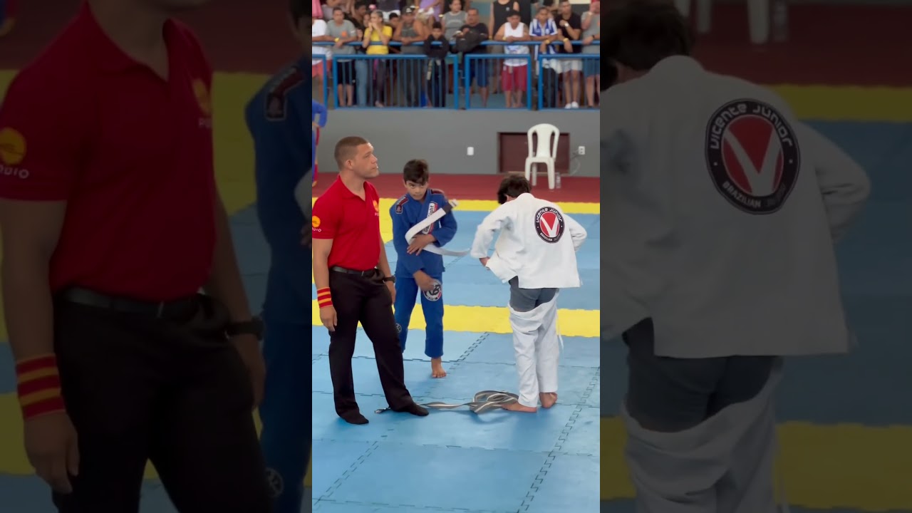 N&atilde;o &eacute; f&aacute;cil ser &aacute;rbitro em campeonato Infantil! 🤭 #jiujitsu #kids #esporte #crianca #brincadeira