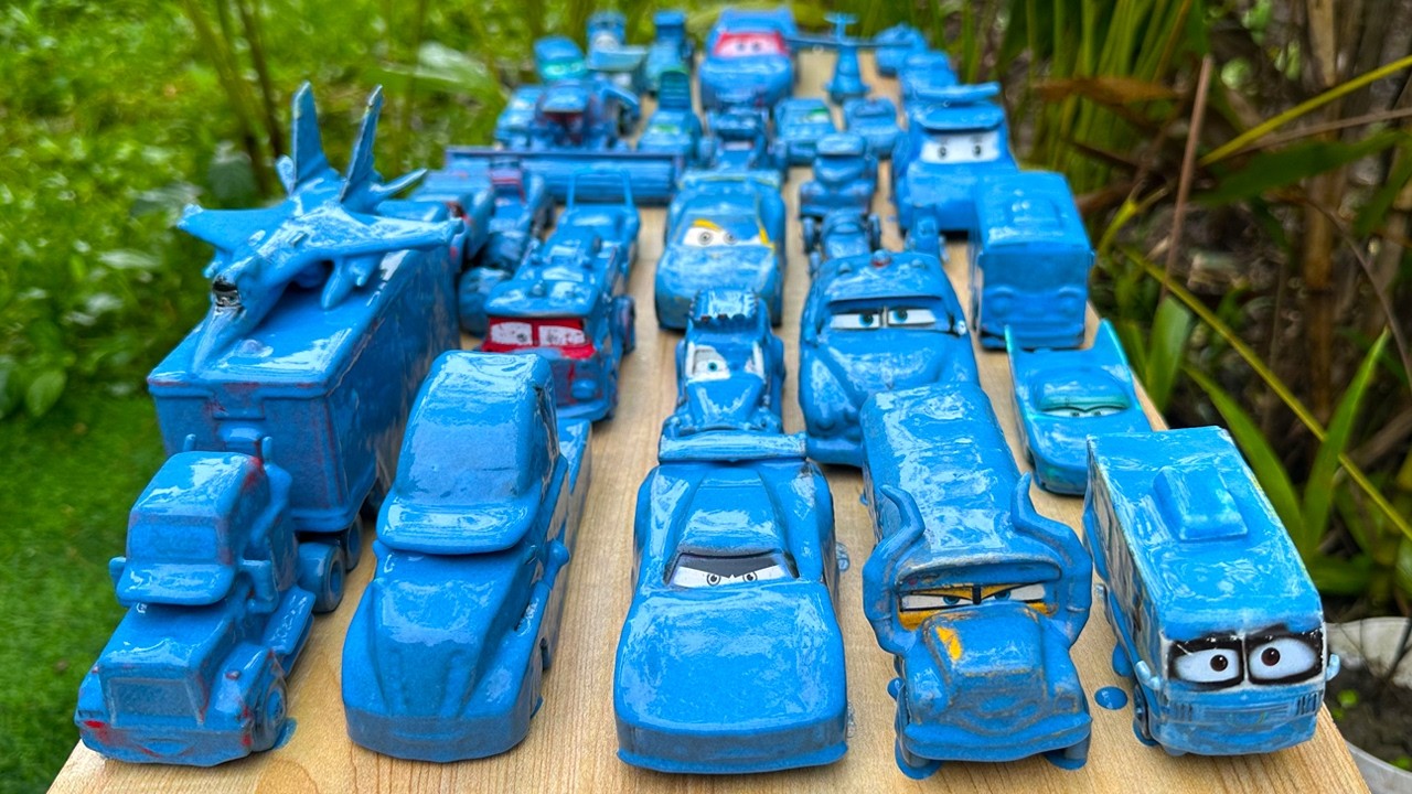 33 Disney Cars & Takara Tomy Clean Up Muddy Blue Convoy!