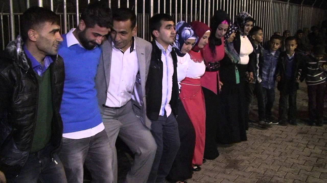 adana solaklı hürriyet mahallesi izzetin kınası grup doğan@seven müzik çalıyor