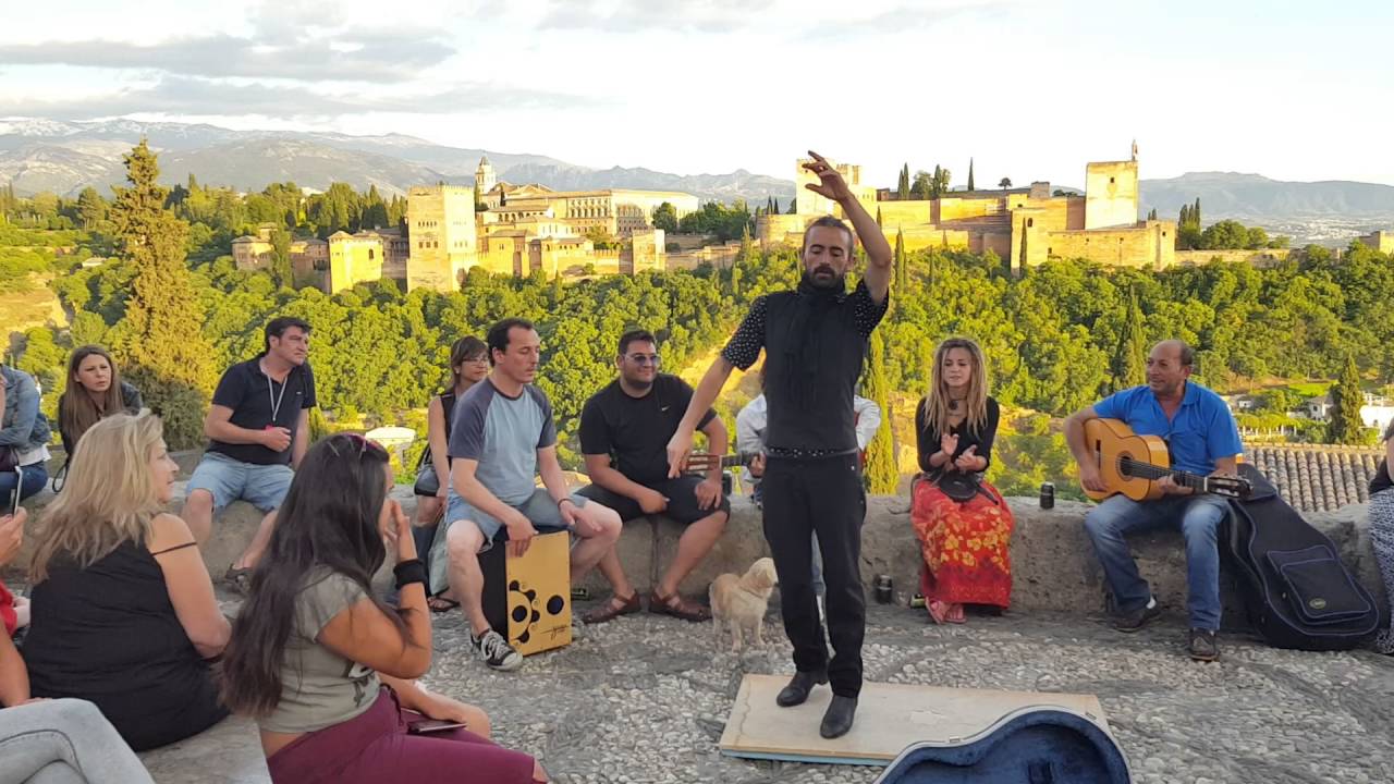 Bailador de flamenco con La Alhambra de fondo - Granada, España