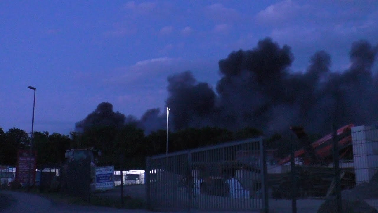 [Großbrand in Niederzisssen] Einsatzfahrten Feuerwehr, SEG, THW am 30.07.2022