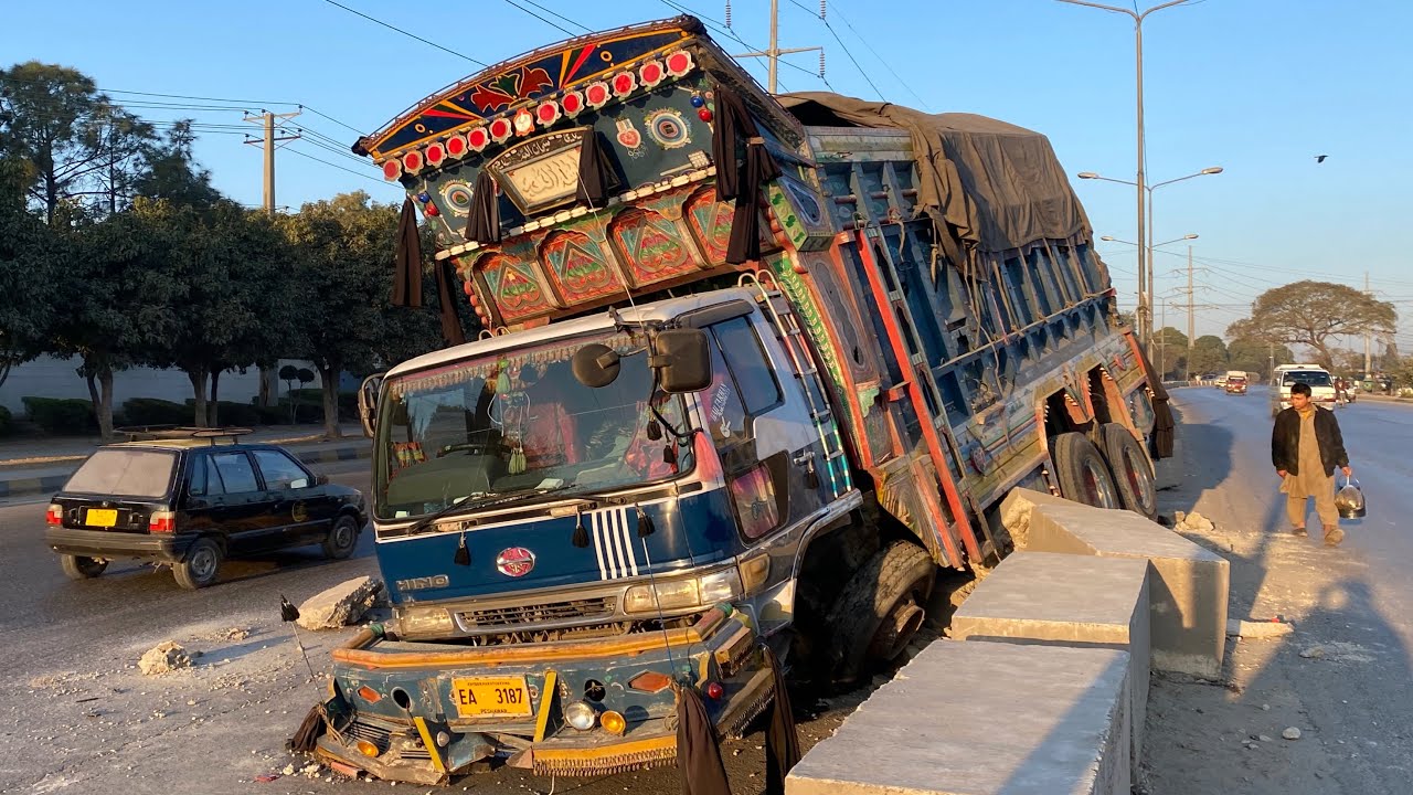 Too Much Load, No Brakes | Truck Smashed into Divider