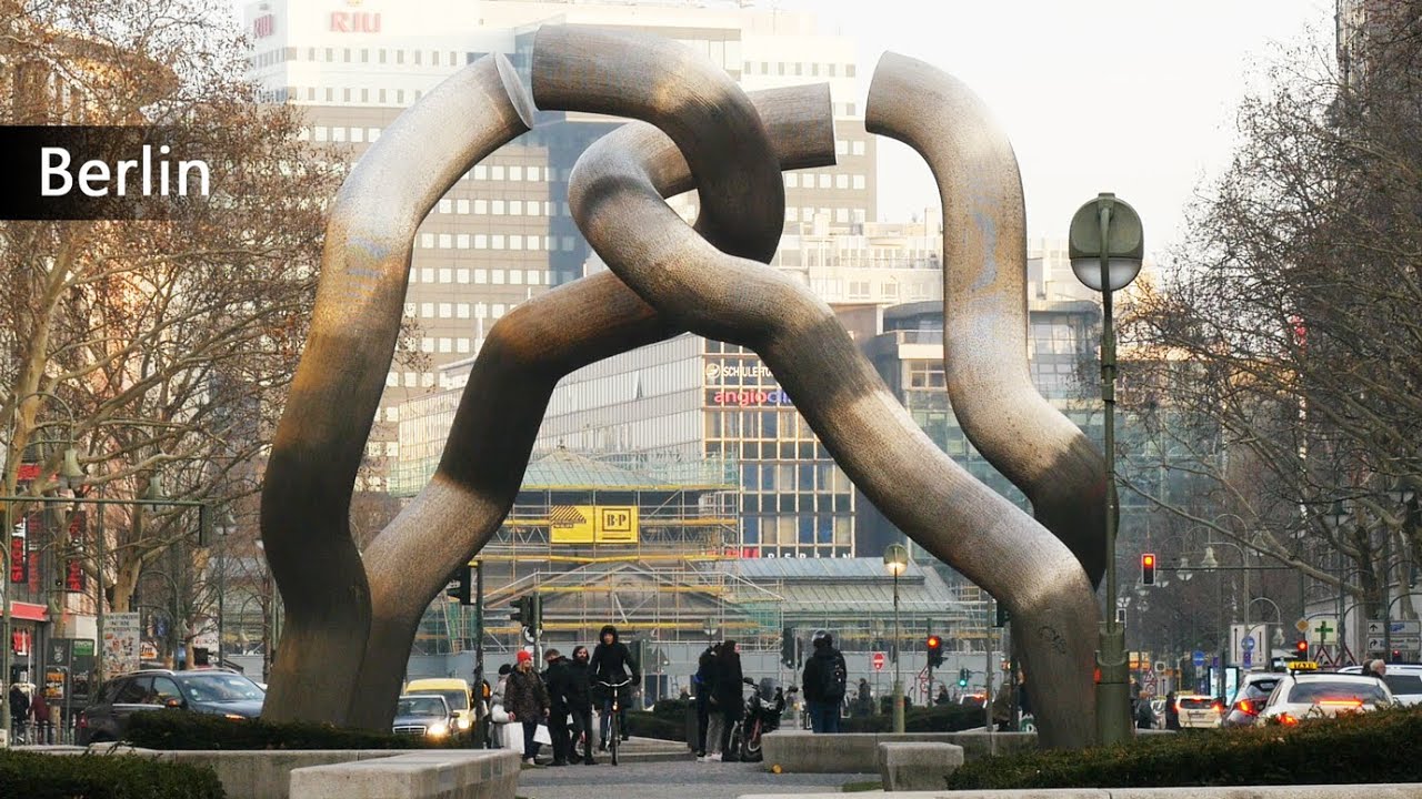 Modern sculpture Berlin, torn to the west and east, Bridget Machinski - Denninghof