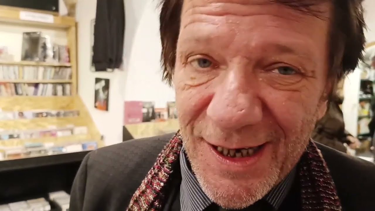 A Imperia il cantautore e bassista Pierpaolo Capovilla