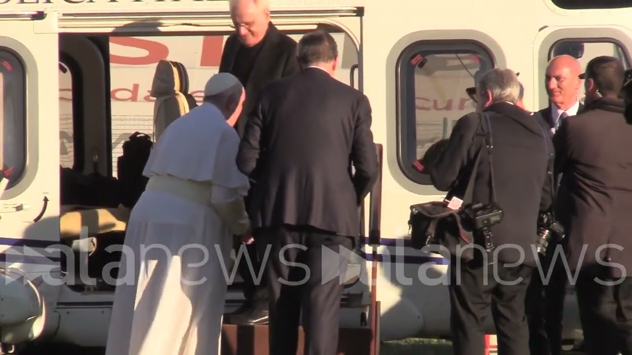 Papa in Piemonte, Bergoglio saluta Asti partendo in elicottero dallo stadio