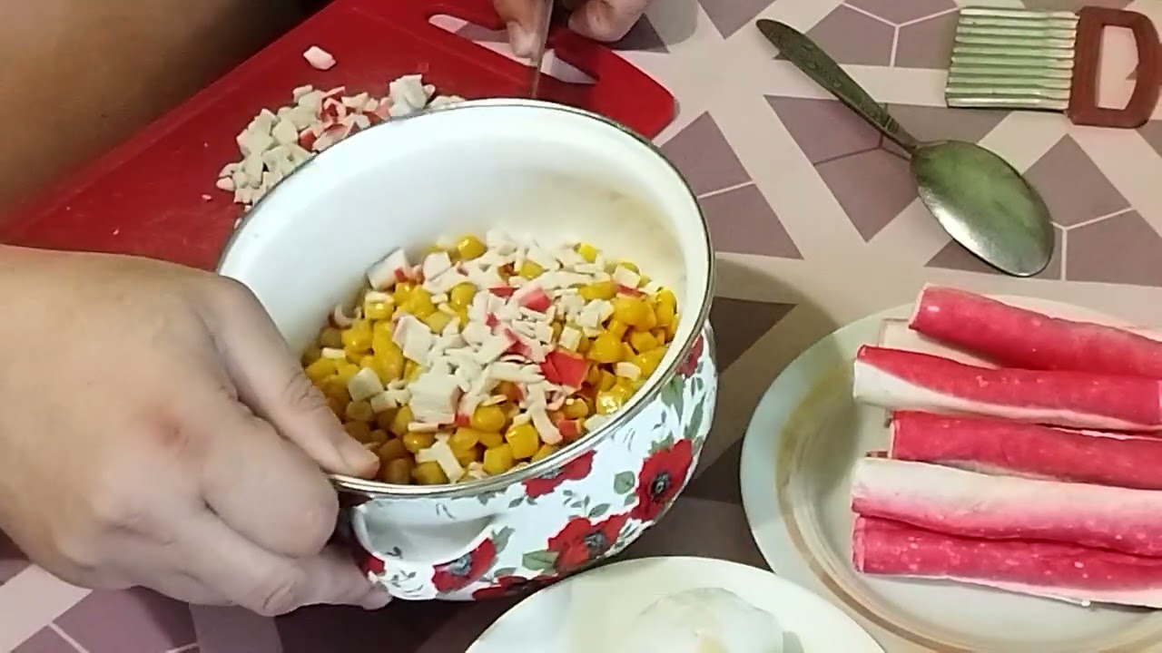 Делаю салат из крабовых палочек
