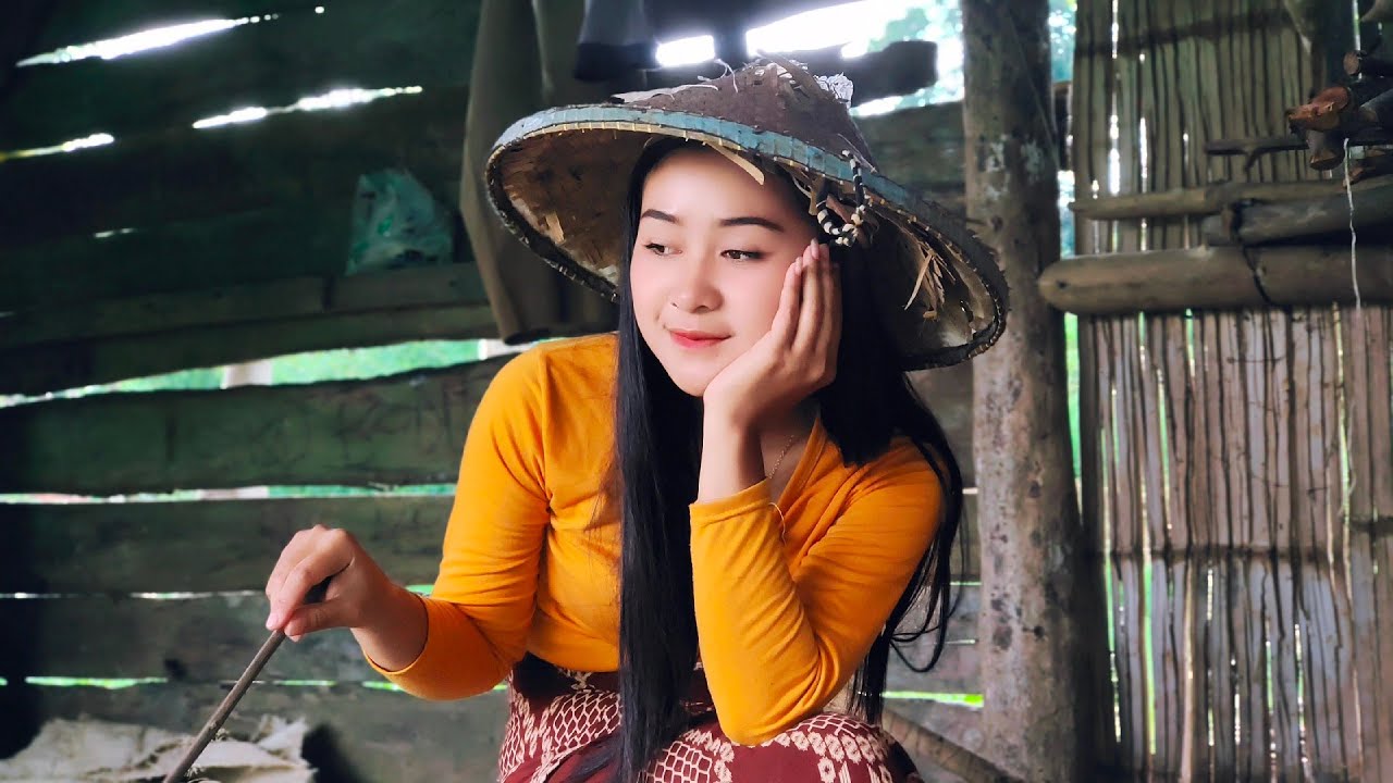 WOOW..‼️TERJEBAK HUJAN DI SAUNG BARENG NENG INEU JANDA DESA CANTIK BIKIN TEGANG DAN LEMES😂